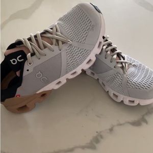 ON CLOUDFLYER Rose/Brown. Size 8.5